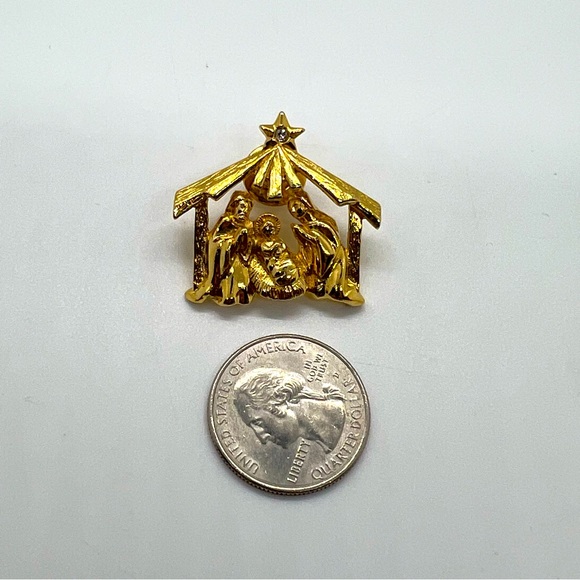 Vintage GOLD-TONE NATIVITY MANGER SCENE WITH RHINESTONE STAR PIN- CHRISTMAS - Picture 7 of 7